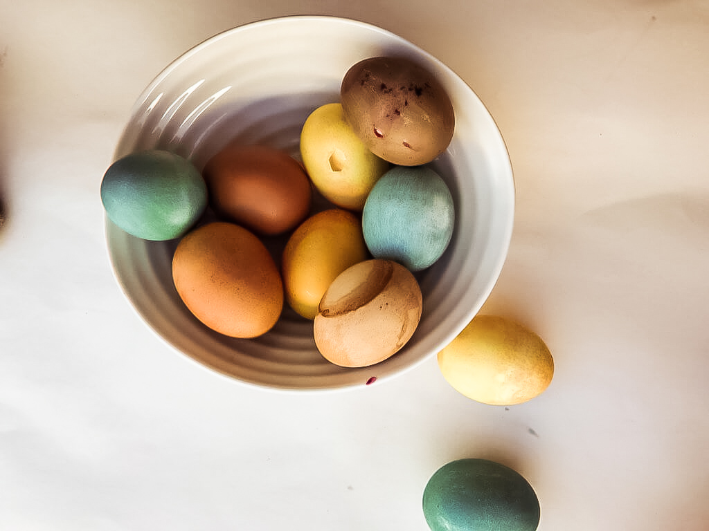 DIY Non-toxic Easter Egg Dye: A few years ago, I wanted to get my toddler involved in our traditions. And, toddlers! Everything in their mouth. So, I made DIY non-toxic Easter egg dye.